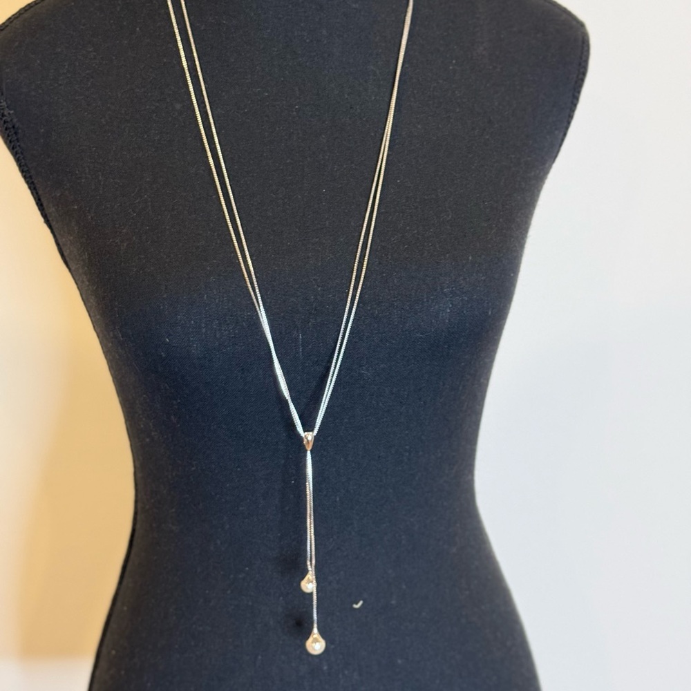 Caroline Néron Silver Lariat Necklace – Elegant Drop Design